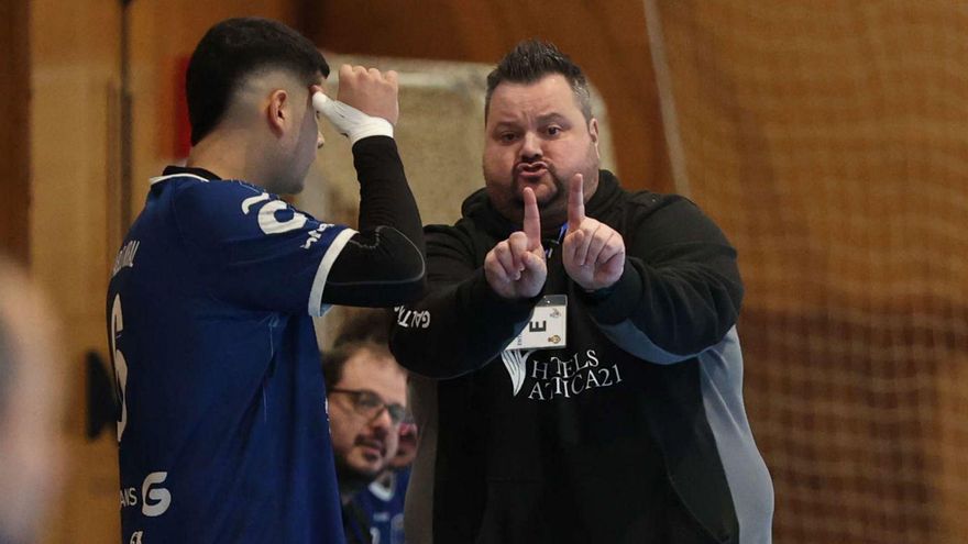 Nando Martínez da instrucciones a un jugador suplente en un partido del curso pasado.