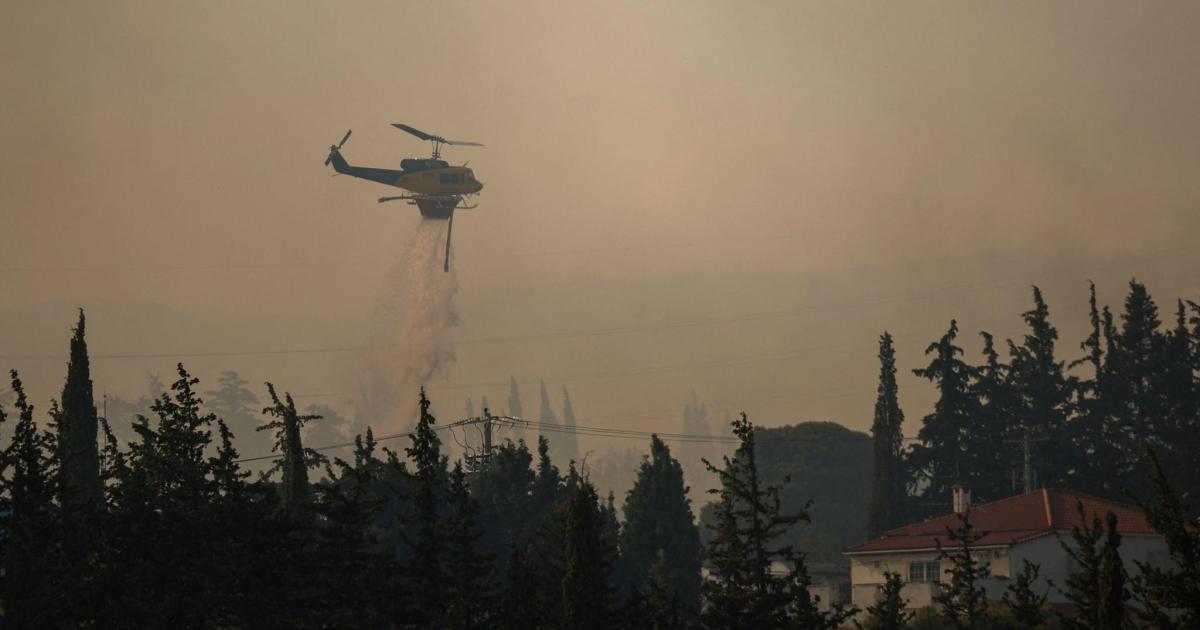 Ordenan evacuación de más de 5.000 personas de las afueras de Atenas por un gran incendio