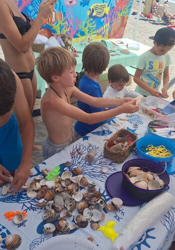 La actividad “Cuida tus playas” sigue concienciando a los pequeños que participan en ella