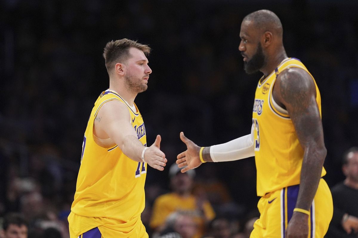 Los Angeles Lakers guard Luka Doncic, left, touches hands with teammate forward LeBron James during the first half of an NBA basketball game against the Utah Jazz, Monday, Feb. 10, 2025, in Los Angeles. (AP Photo/Mark J. Terrill) Associated Press/LaPresse. EDITORIAL USE ONLY/ONLY ITALY AND SPAIN