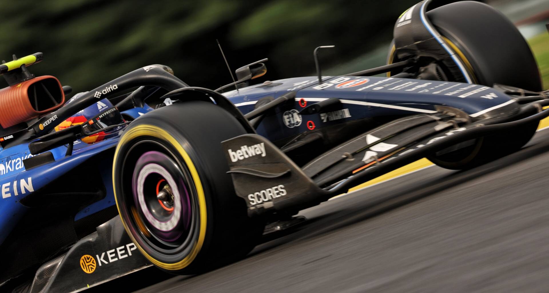Carlos Sainz sufre en el GP de Bélgica con los reglajes y un problema en boxes