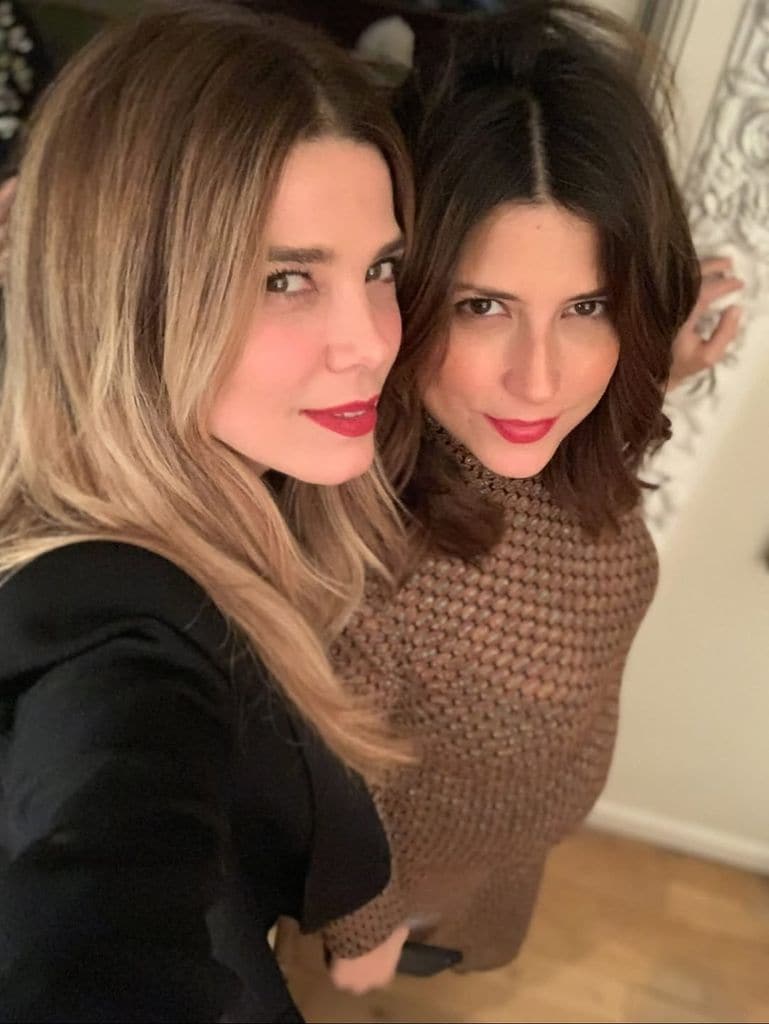 Juana Acosta con su hermana Valentina, dos gotas de agua