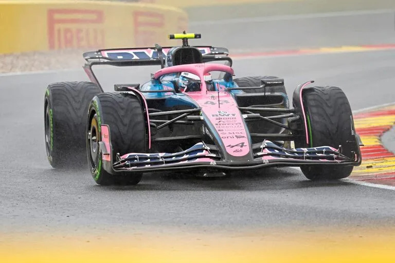 Colapinto girando en Spa Francorchamps, donde otra vez tuvo problemas y fue superado en carrera por muchos rivales. Un momento aciago para el equipo francés