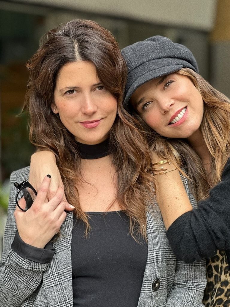 Juana Acosta con su hermana Valentina, dos gotas de agua