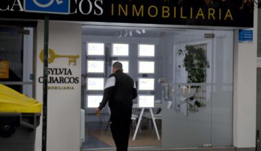 Un hombre mirando precios en una inmobiliaria