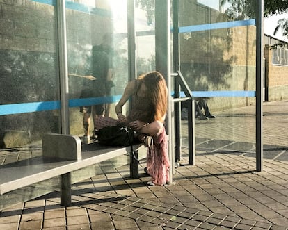 
Una mujer prepara una dosis de cocaína en la parada del autobús en Sierra de Guadalupe.
