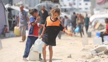 Una niña carga con un bidón de agua recogida de los tanques llegados a Ciudad de Gaza, este sábado.