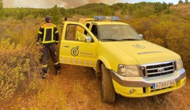 Dos bomberos del Consorcio de Emergencias de Gran Canaria vigilan un incendio forestal.