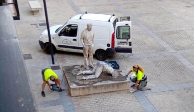 Trabajos previos para el traslado de la escultura de Antonio Morán en Plasencia.