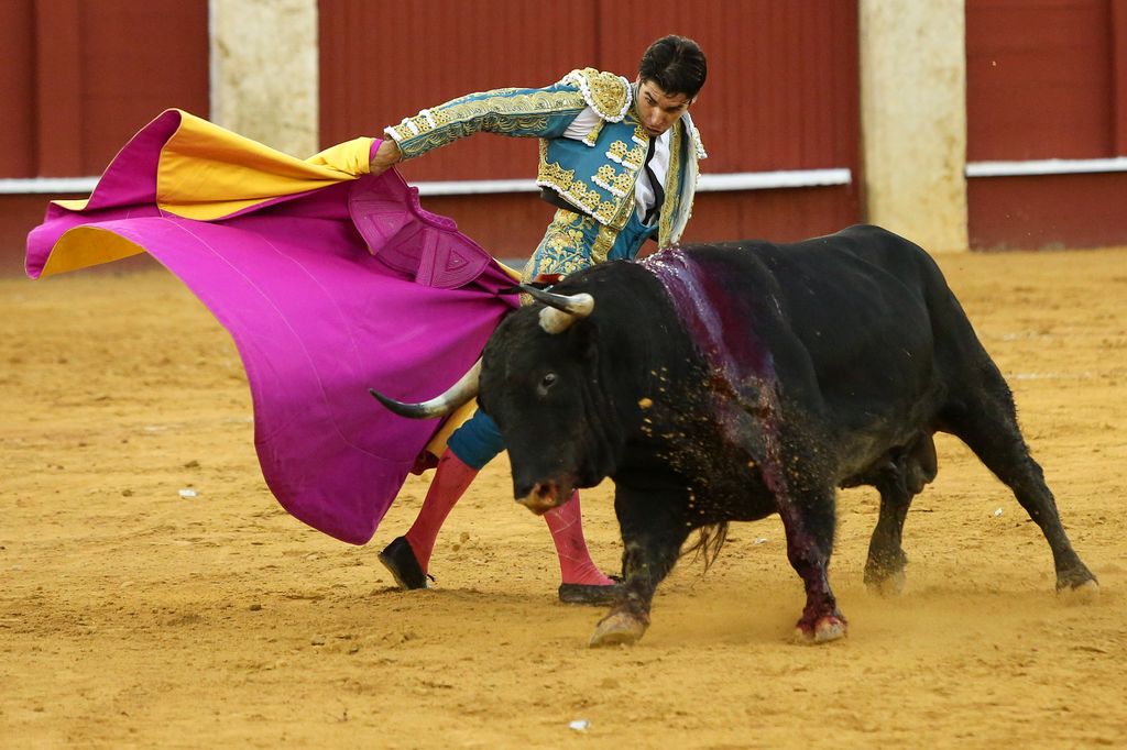 Plano entero de Cayetano Rivera durante una corrida de toros
