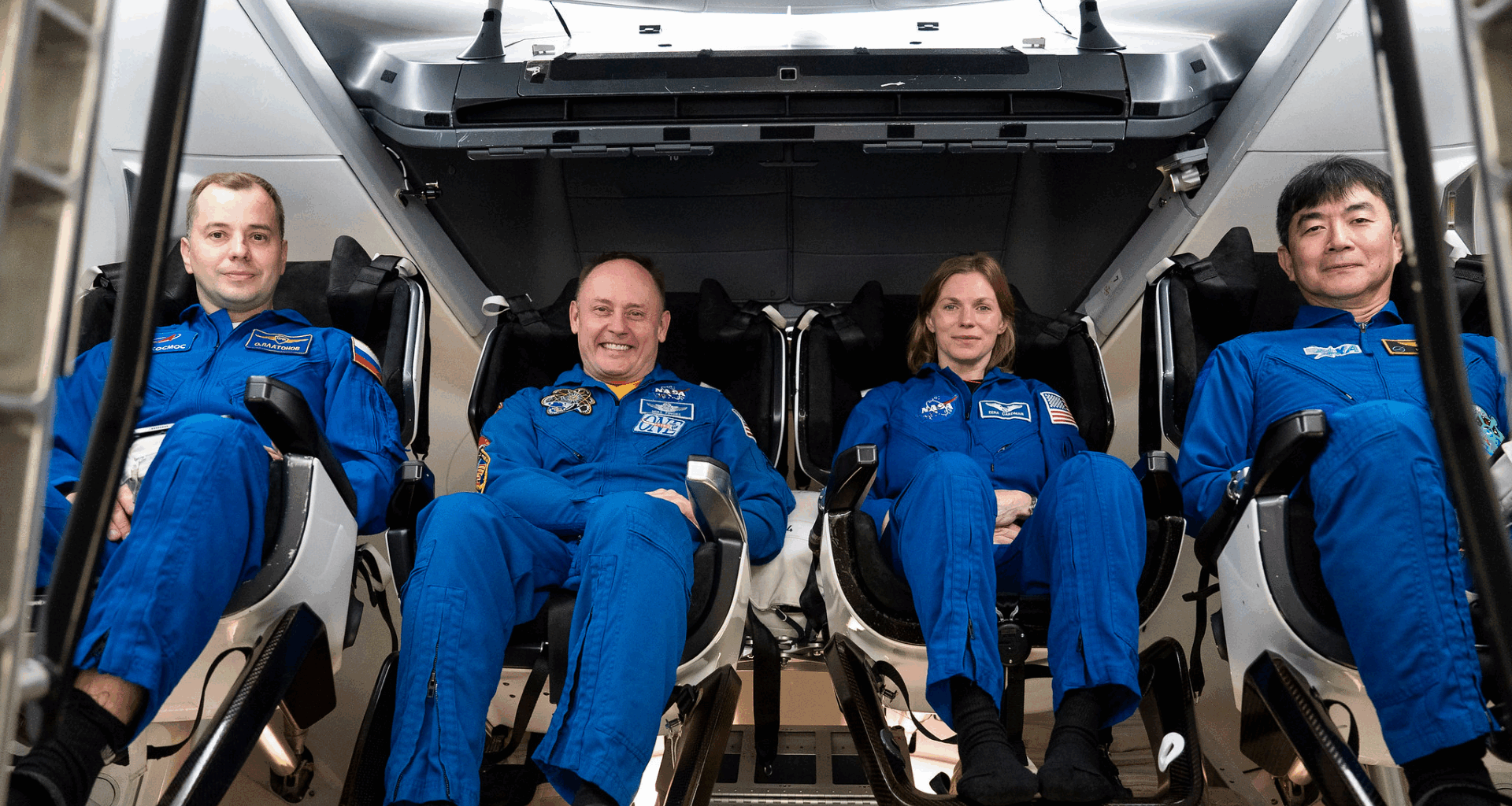 La tripulación de la misión SpaceX Crew 11 de la NASA está sentada dentro de una nave espacial Dragon de entrenamiento en la sede de SpaceX en Hawthorne, California. En la imagen, desde la izquierda: el cosmonauta de Roscosmos Oleg Platonov, los astronautas de la NASA Mike Fincke y Zena Cardman, y la astronauta de JAXA (Agencia Japonesa de Exploración Aeroespacial) Kimiya Yui.