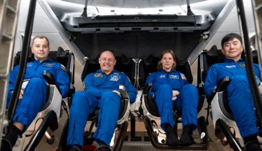 La tripulación de la misión SpaceX Crew 11 de la NASA está sentada dentro de una nave espacial Dragon de entrenamiento en la sede de SpaceX en Hawthorne, California. En la imagen, desde la izquierda: el cosmonauta de Roscosmos Oleg Platonov, los astronautas de la NASA Mike Fincke y Zena Cardman, y la astronauta de JAXA (Agencia Japonesa de Exploración Aeroespacial) Kimiya Yui.