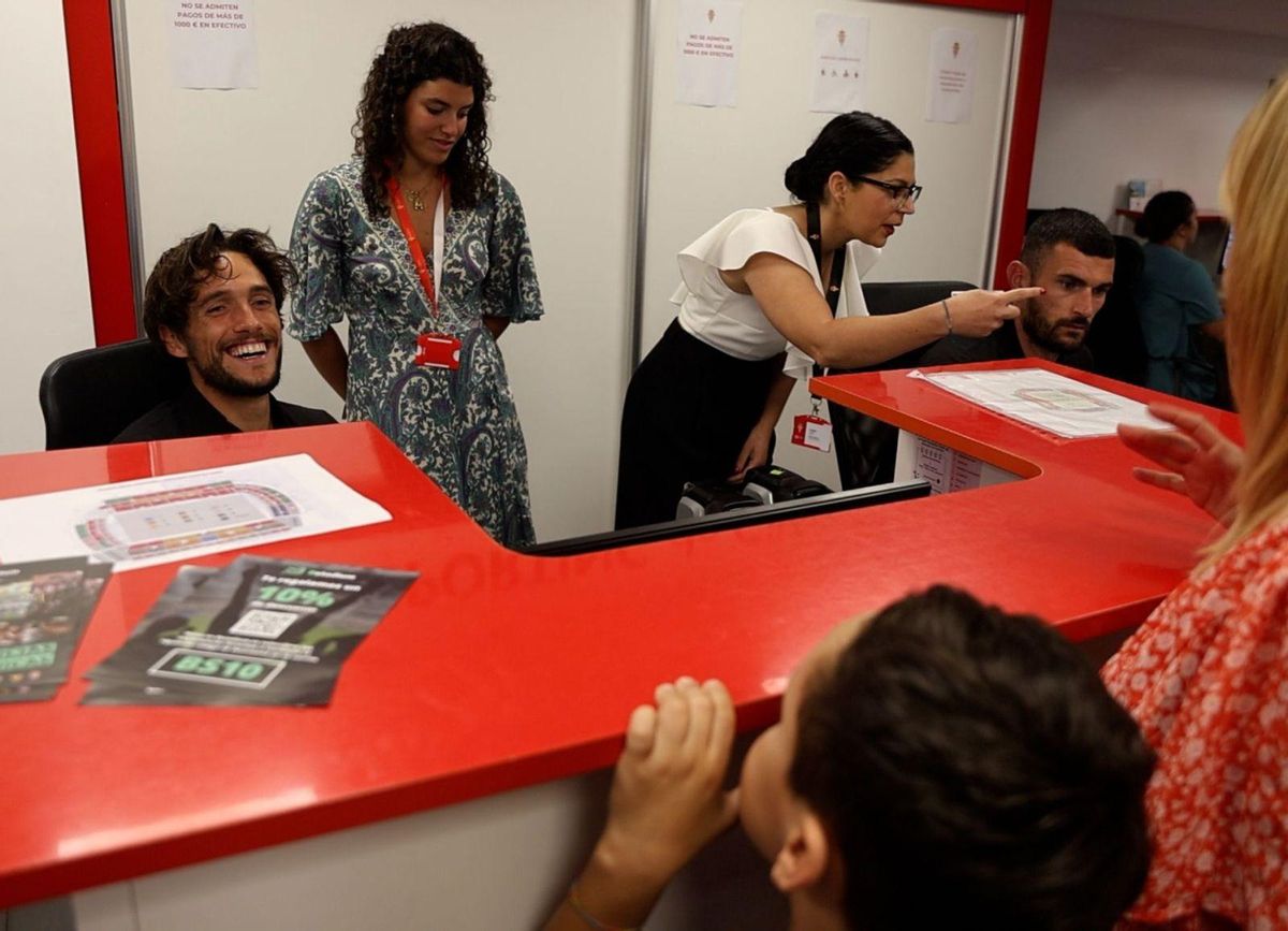 Corredera y Pablo Vázquez, ayer, en la oficina de abonados de El Molinón.   | Á. GONZÁLEZ/ A. M.