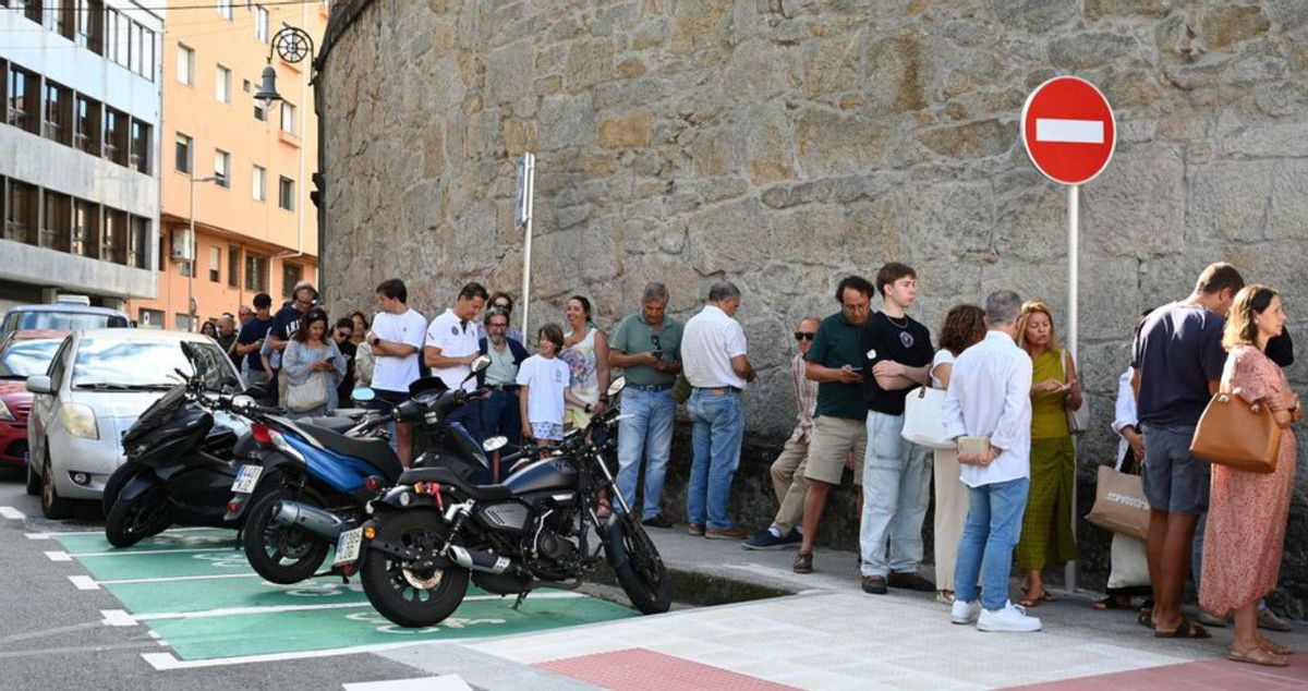 Aficionados tras comprar las entradas. |  R. V.
