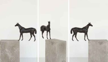 Escultura de caballo flotante en la Plaza del Carmen, Madrid, obra de Gonzalo Lebrija.