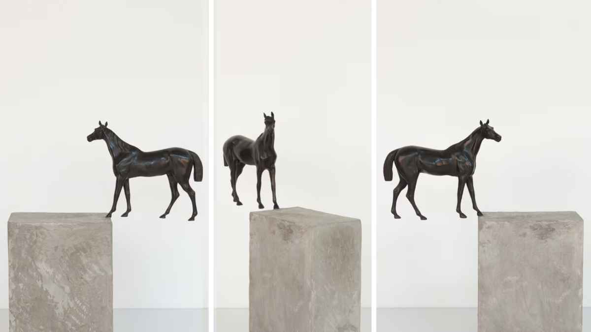 Escultura de caballo flotante en la Plaza del Carmen, Madrid, obra de Gonzalo Lebrija.