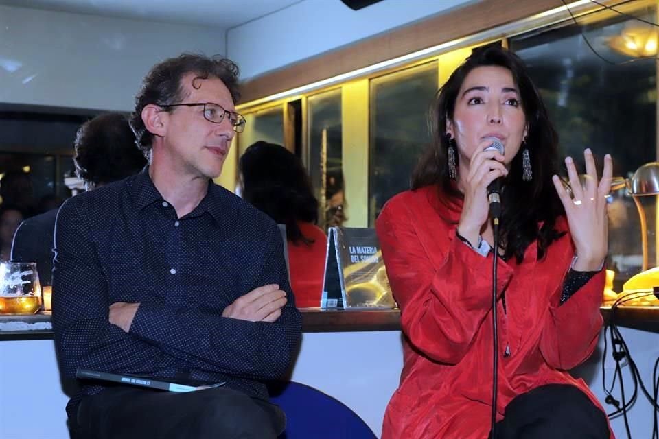 El artista sonoro Francisco Rivas y la editora de la antología 'La materia del sonido', Cinthya García Leyva, durante la presentación del libro.