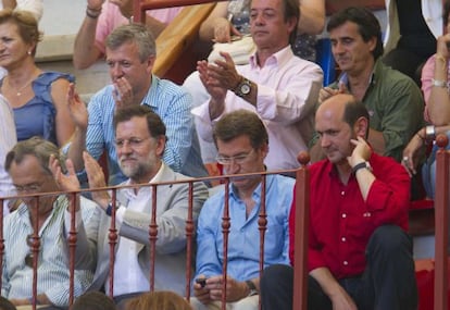 Rueda, en segunda fila, detrás de Rajoy, Feijóo y Rafael Louzán (con camisa roja), durante una tarde de toros en Pontevedra en 2011.