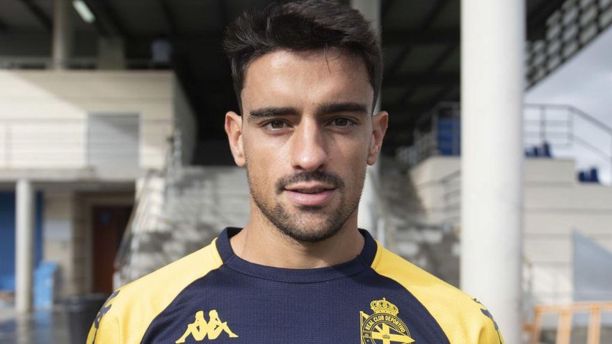 Davo, jugador del Deportivo, posa en Abegondo después de un entrenamiento.