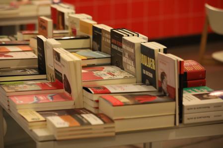 Libros colocados en una de las estanterías de librería  'Tipos Infames', ubicada en la madrileña calle de San Joaquín, que se ha sumado a la iniciativa 'Apoya a tu librería', alojada en la web 'Todos tus libros', de CEGAL (Confederación Española de Gremios y Asociaciones de Librerías). En esta campaña, los clientes pueden adelantar dinero a su librería de referencia para canjearlo por libros una vez que éstas reabran sus puertas tras la crisis del Covid-19. En Madrid, (España), a 23 de abril de 2020.