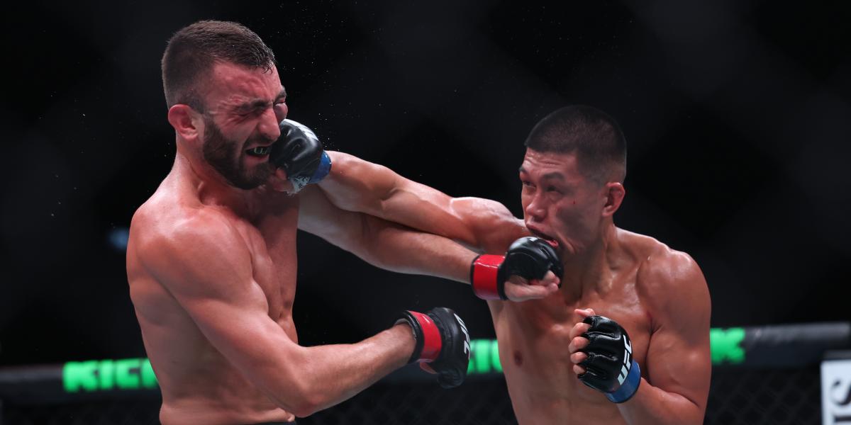 el árbitro detiene el combate para evitar una tragedia