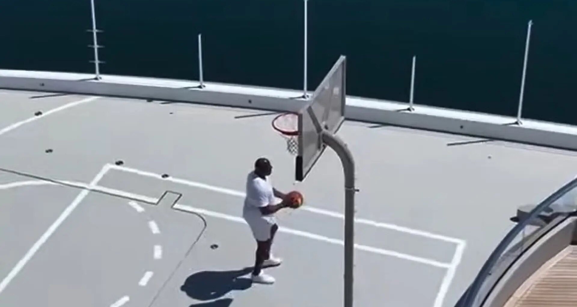 Magic Johnson vuelve a jugar a 'basket' en Barcelona desde su yate amarrado en el puerto de la ciudad
