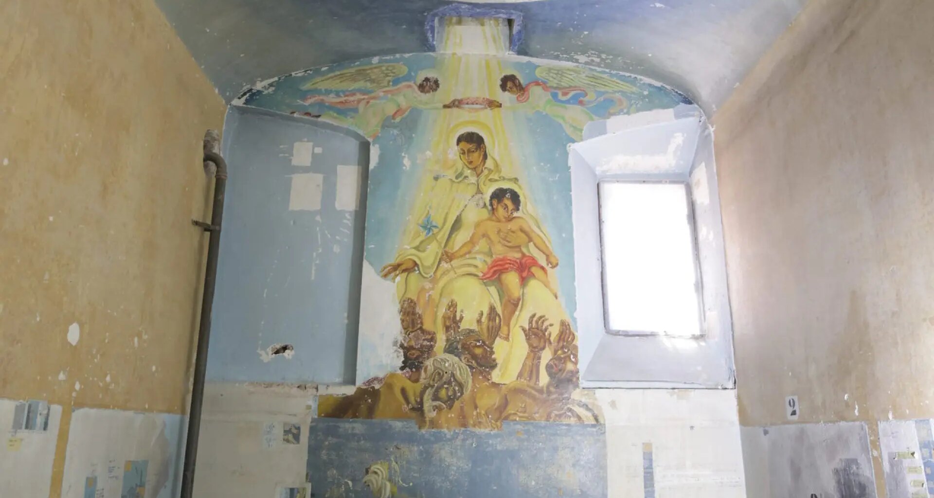 Descubiertas las pinturas murales de la 'Capella Gitana' de la cárcel de La Modelo de Barcelona tras casi 30 años ocultas