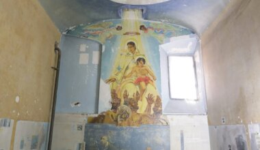 Descubiertas las pinturas murales de la 'Capella Gitana' de la cárcel de La Modelo de Barcelona tras casi 30 años ocultas