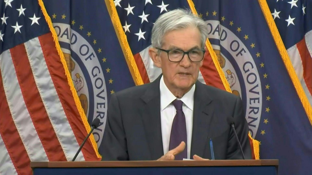 Fed mantiene tasas sin cambios pese a oposición de dos gobernadores y de Trump