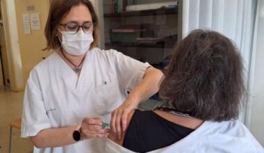 Una enfermera vacuna  a una paciente conta  el herpes zóster.