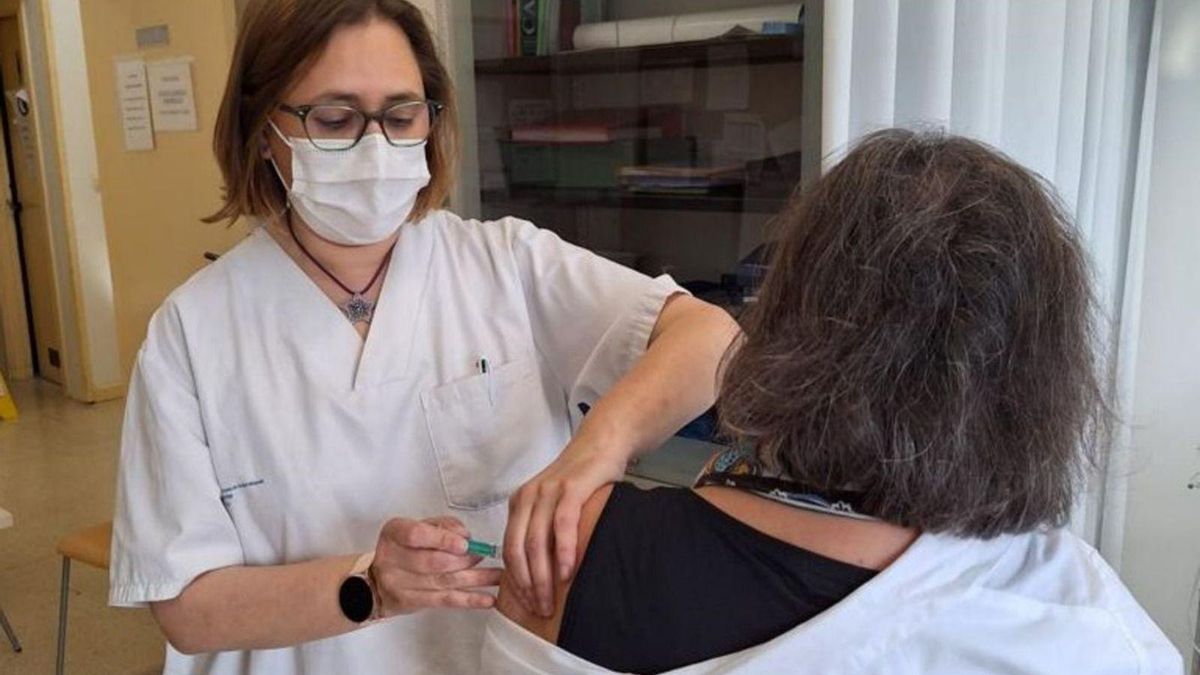 Una enfermera vacuna  a una paciente conta  el herpes zóster.