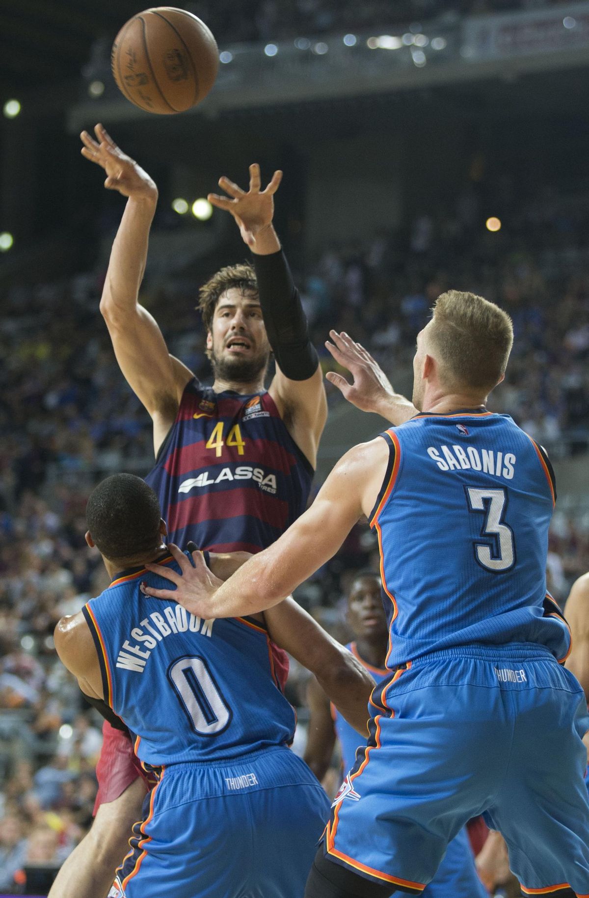 Westbrook y Sabonis en un amistoso ante el Barça