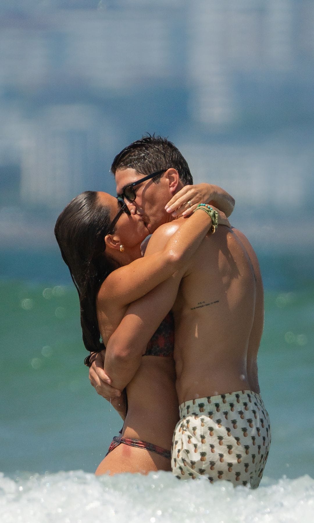 María y Pablo derrochan complicidad en las playas de Cantabria, donde tienen una casa y donde pasan todos los veranos con su familia. Este año, lo vuelven a compartir con la familia de la "influencer", tanto con sus padres como sus hermanas, Lucía y Marta Pombo, y sobrinas. Aun así, María y Pablo tienen momentos a solas. Después de seis años de casados y casi de diez de amor —los cumplen a finales de 2025—, no pueden mostrarse más enamorados