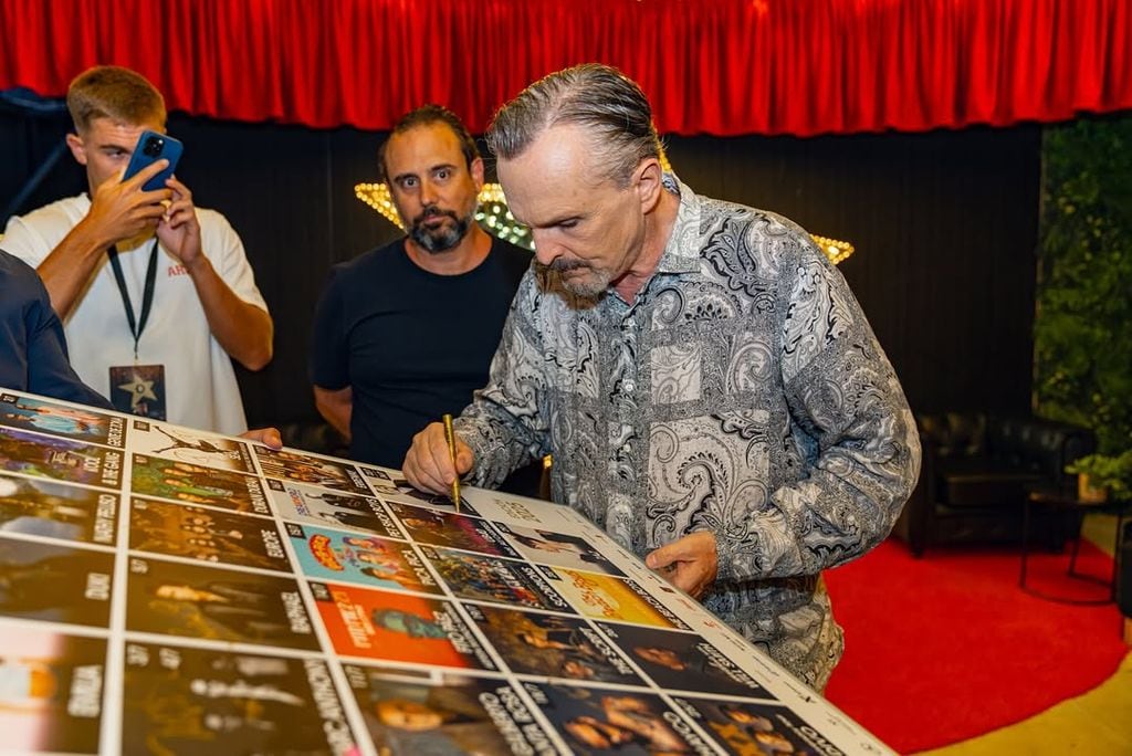 Miguel Bosé dejando su autógrafo en el Festival Starlite