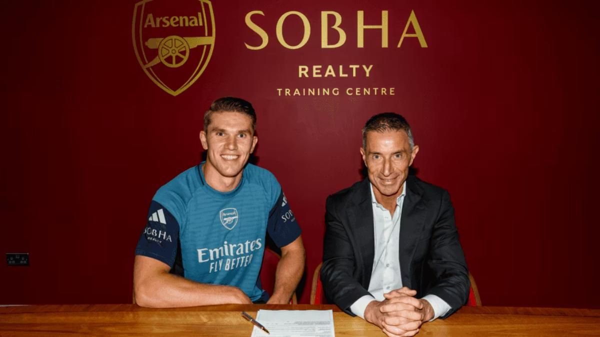 Viktor Gyökeres, junto a Andrea Berta, ya posa como jugador del Arsenal