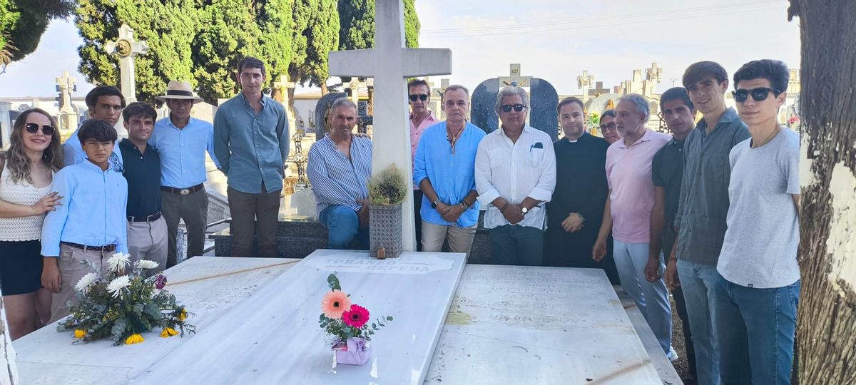 Toreros, novilleros y aficionados, junto a la sepultura de Andrés Vázquez en Villalpando.