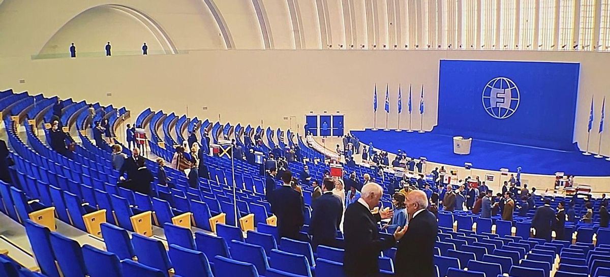 En las imágenes superiores se puede ver a Los 4 Fantásticos en el escenario central del auditorio del Calatrava; a La Mujer Invisible (Vanessa Kirby) con su hijo recién nacido a la entrada del edificio, y en el interior (a la derecha), junto a la jefa de la Fundación del Futuro (Sarah Niles). A la izquierda, una vista general del auditorio del Calatrava tal y como aparece en la película de la Marvel, convertido en sede de la Asamblea de Naciones. | FERNANDO RODRÍGUEZ
