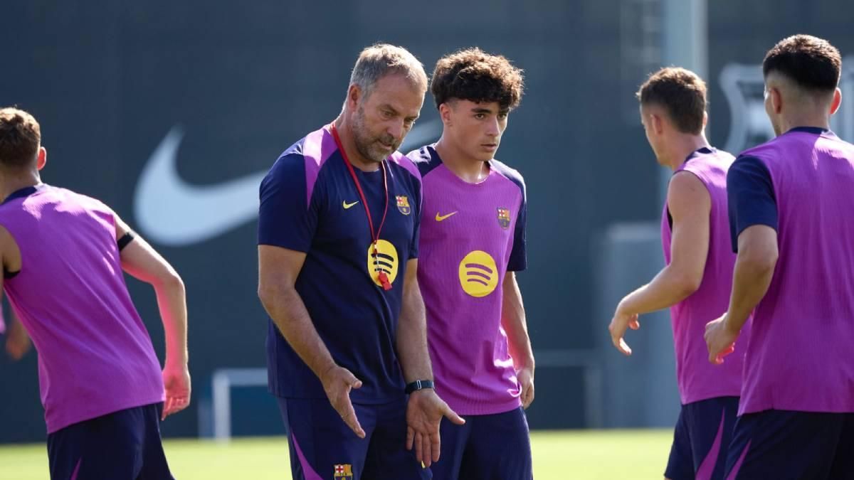 Jan Virgili, junto a Hansi Flick en un entrenamiento