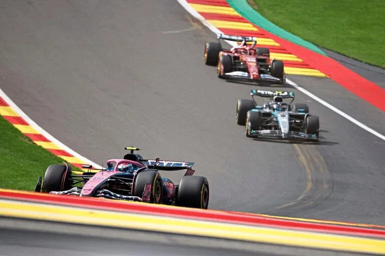 Colapinto en la trepada de Eau Rouge en Spa Francorchamps