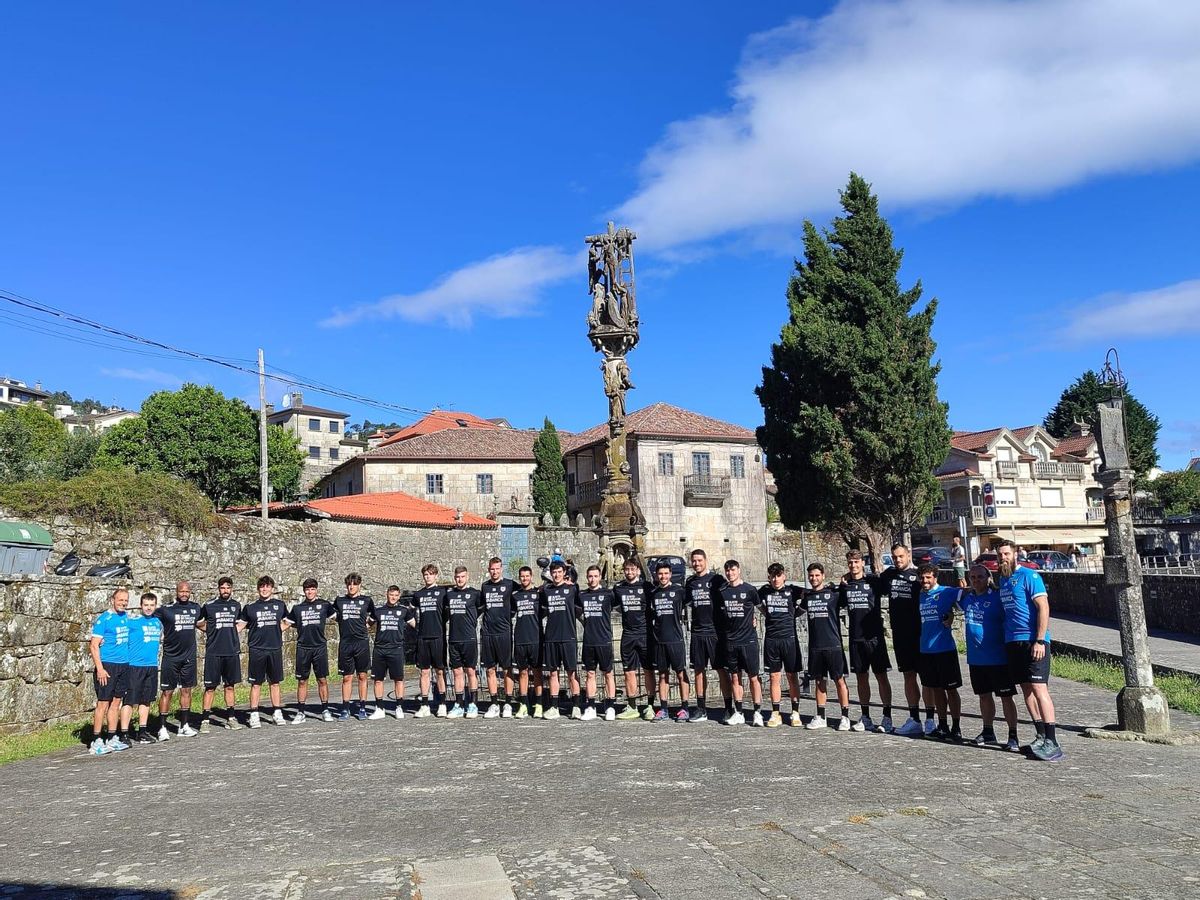 Fotografía de familia de jugadores y cuerpo técnico del Frigoríficos junto al cruceiro do Hío.