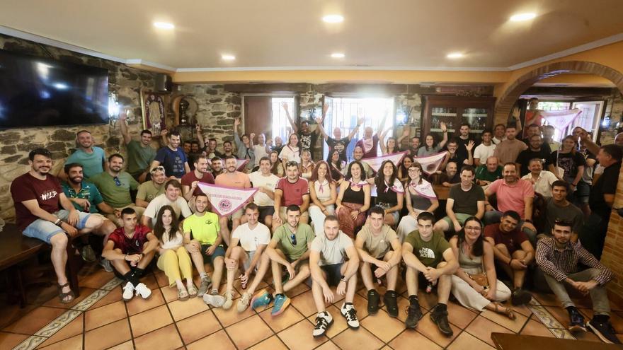 Okerrak celebra diez años de la entrada de chicas a su cuadrilla de blusas y neskas de Vitoria