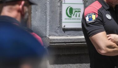Agentes de la Policía Canaria en la puerta de la sede Quórum Social 77 durante el registro del jueves.