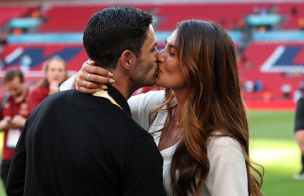 Mikel Arteta y su esposa, Lorena Bernal, celebran el triunfo del Arsenal en la Supercopa inglesa en 2023