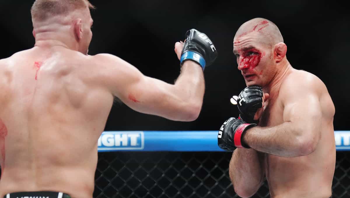 Un famoso campeón de UFC, suspendido por agresión