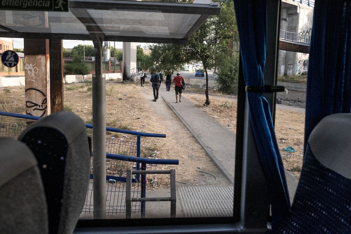A bordo del “caótico” 339: el único autobús que conecta Madrid con la marginalidad | Noticias de Madrid