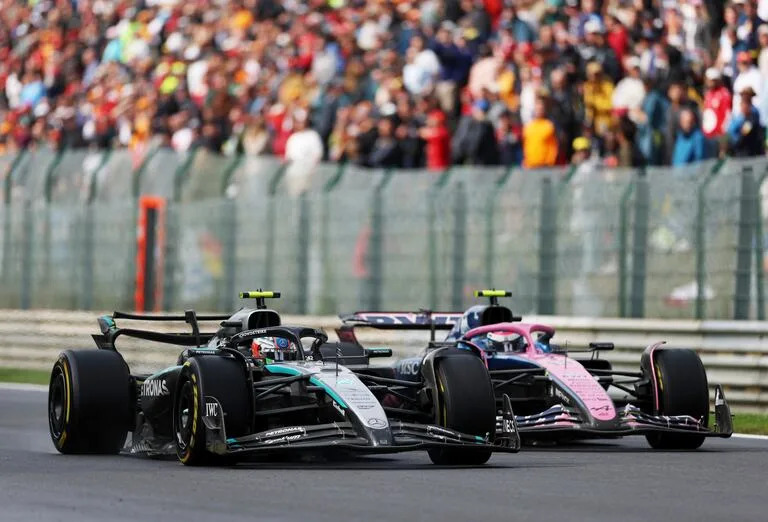 A Kimi Antonelli lo aguantó como pudo, hasta el Mercedes marcó las diferencias que tiene sobre el Alpine. Colapinto dio pelea unas vueltas y terminó 19°