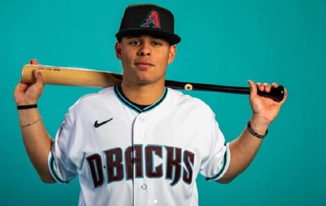 Tiburones de La Guaira reciben al prospecto Jorge Luis Barrosa Tiburones de La Guaira reciben al prospecto Jorge Luis Barrosa