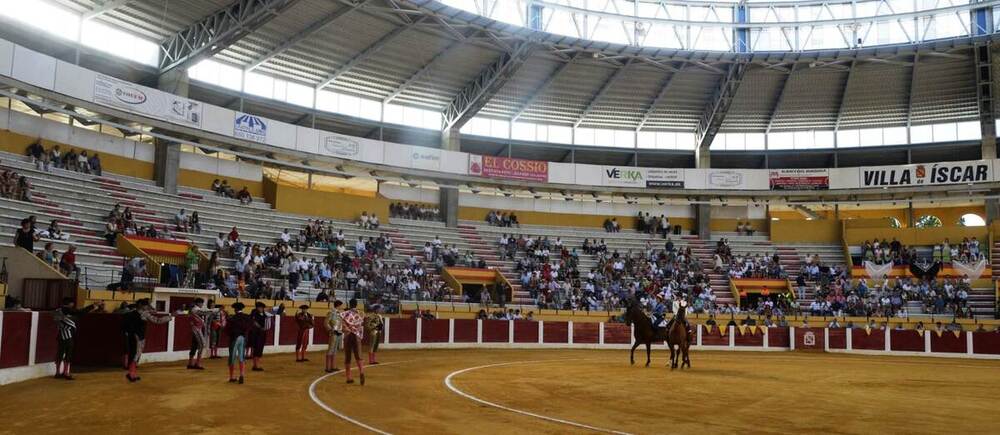 El coso iscariense presentó un tercio de entrada para la primera de feria.
