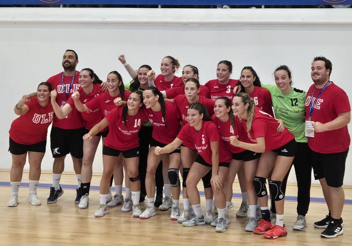 El equipo femenino de balonmano de la ULE juega la final del Europeo Universitario