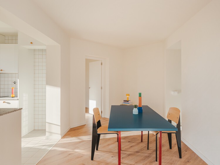 Illa Glòries Vivienda Social / Cierto Estudio - Fotografía interior, Madera, Mesas, Sillas